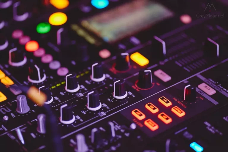 Dlaczego DJ to świetne rozwiązanie na przyjęcie weselne?