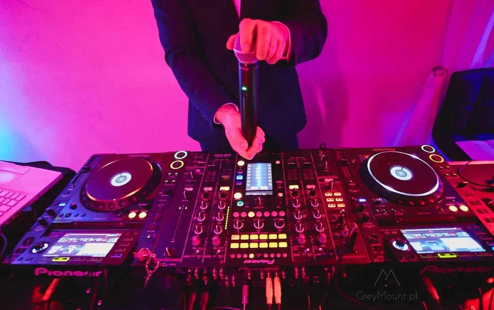 Dlaczego DJ to świetne rozwiązanie na przyjęcie weselne?