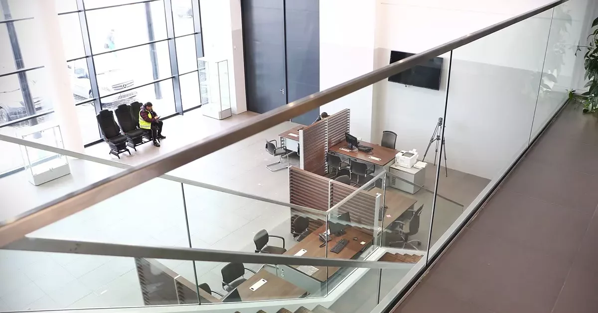 Nowoczesne schody na konstrukcji jednej belki – minimalizm w każdym detalu